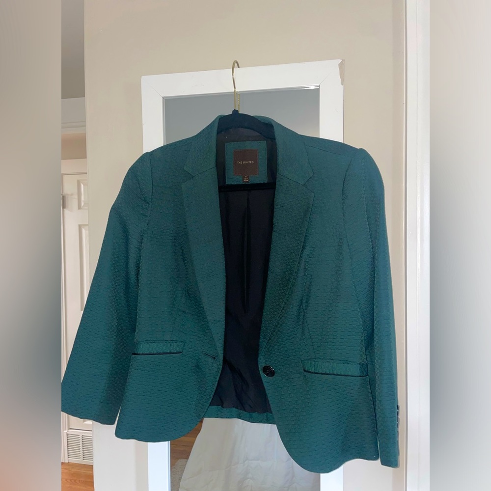 Green cropped blazer!